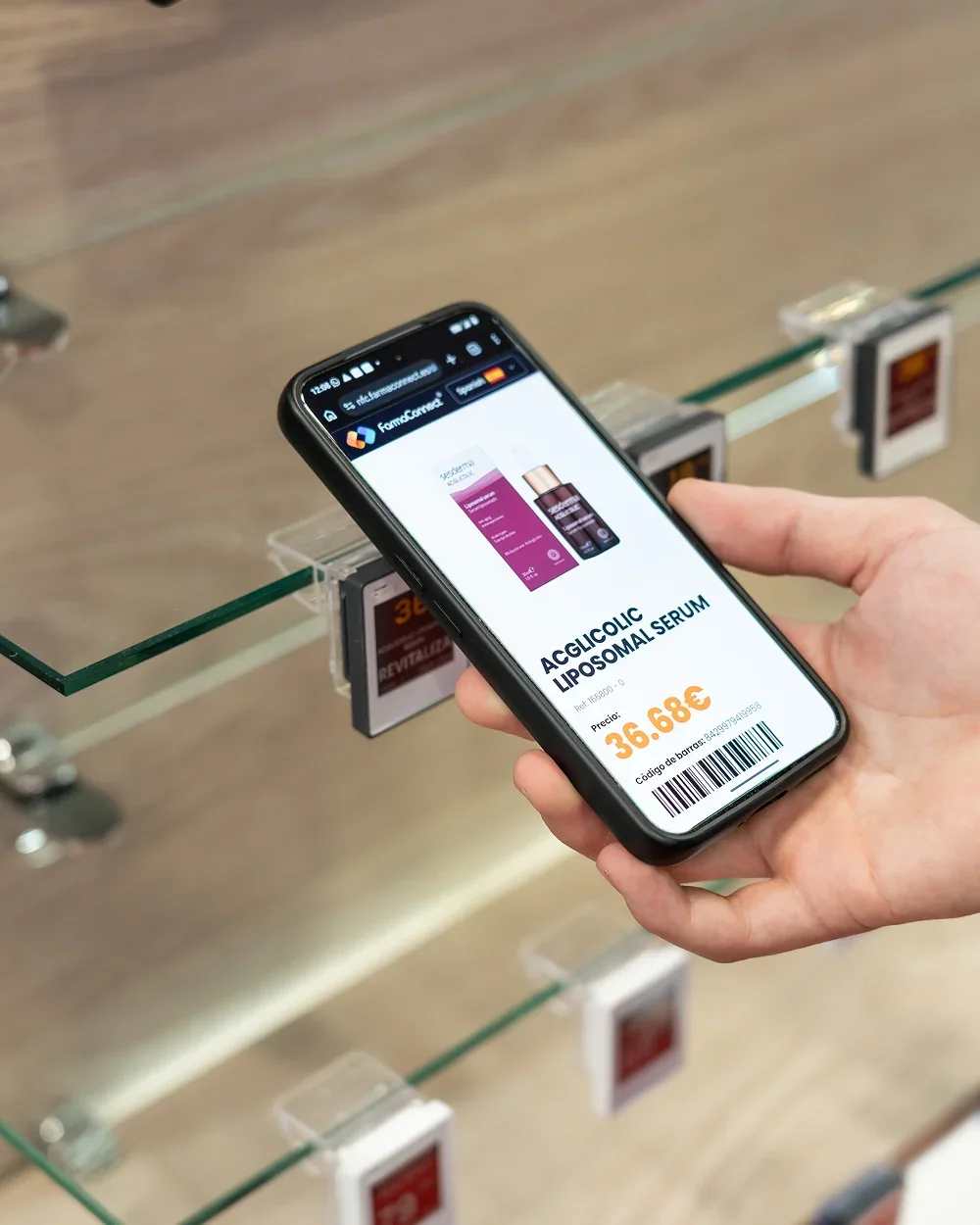 Client acostant el mòbil a una etiqueta electrònica i veient la fitxa del producte