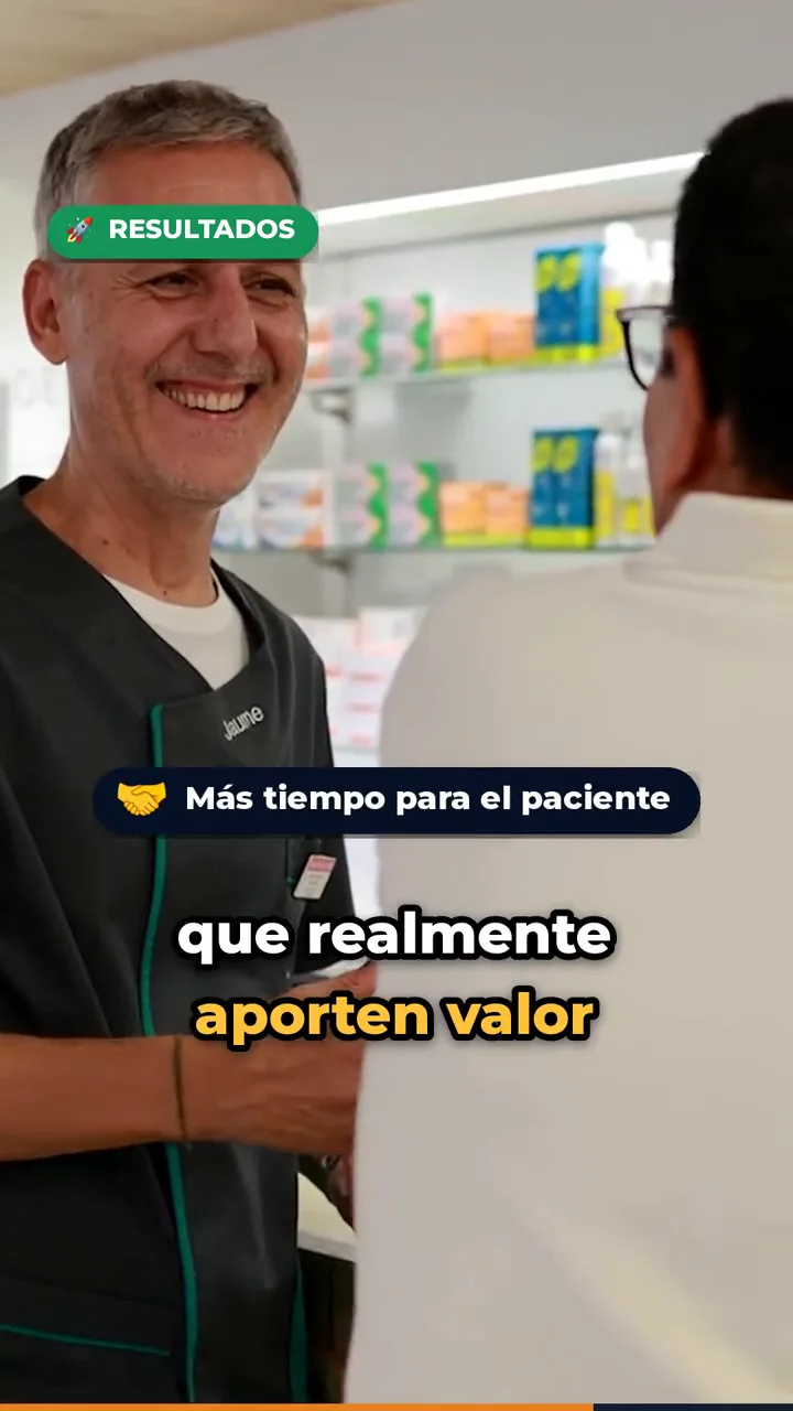 Jaume Guillén somrient a la seva farmàcia, vídeo vertical
