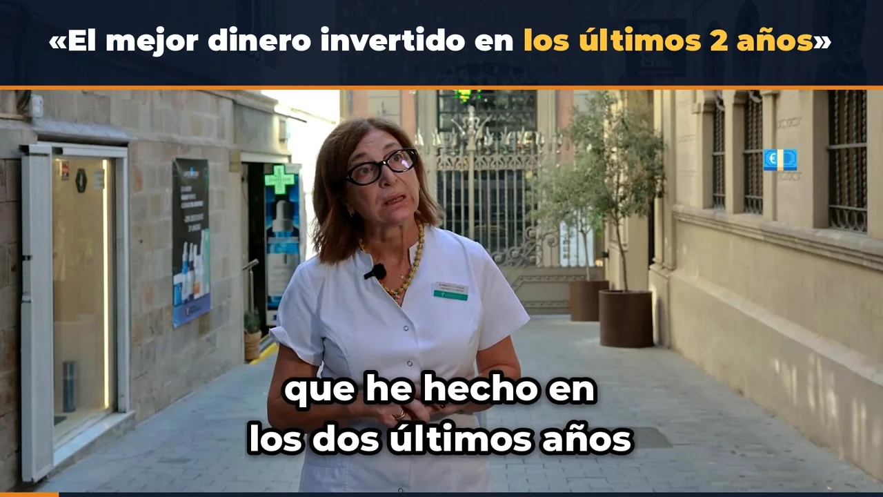 Guadalupe Álvarez davant de la seva farmàcia a Barcelona