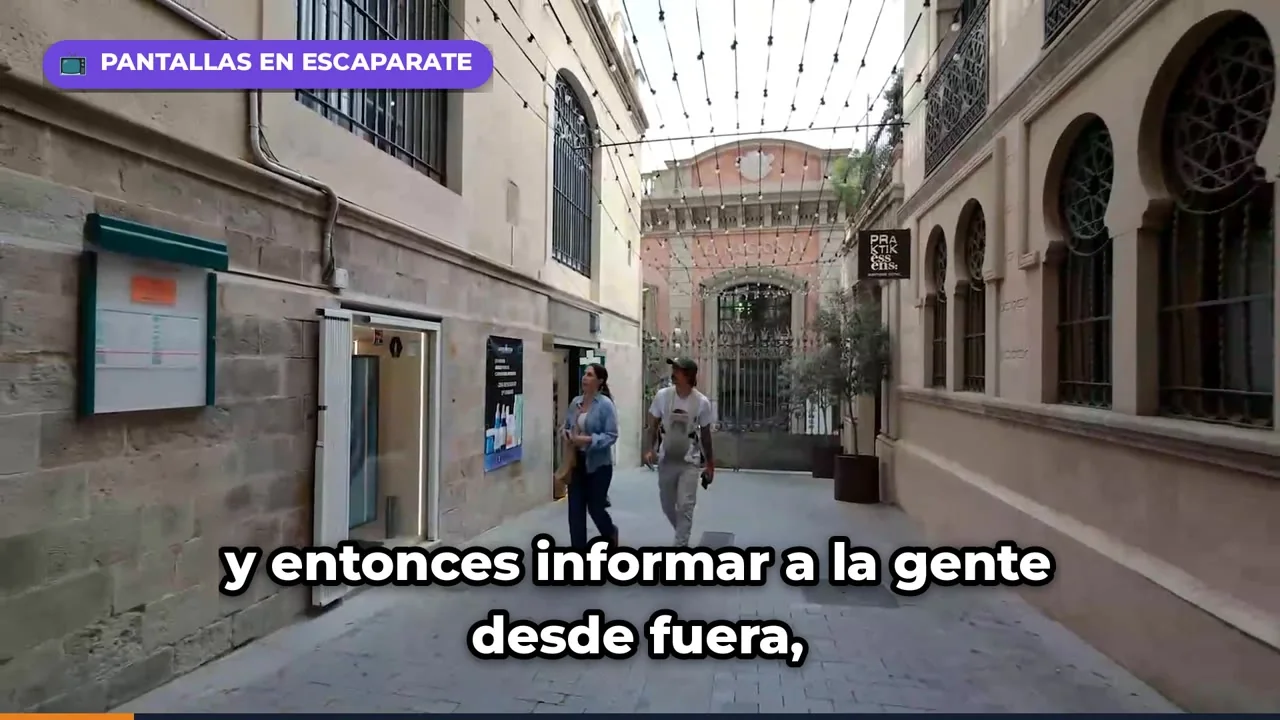 Carrer de Barcelona amb la pantalla d'aparador de la farmàcia